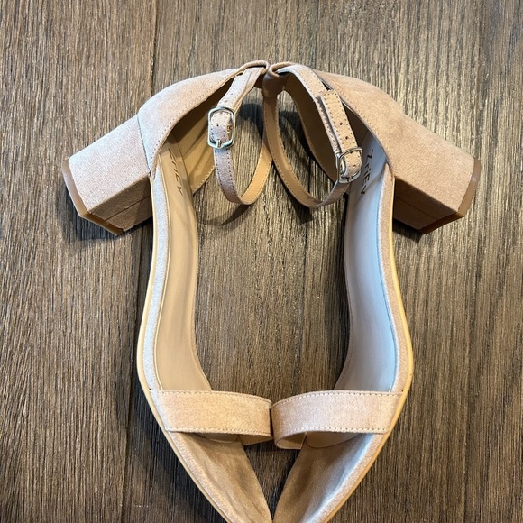 ZriEy Mid-height Chunky Block Heel / Sandal 
 Size 10 Color: Nude - Picture 3 of 7